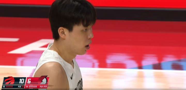 积极性拉满！杨瀚森首节登场已经连续拿下3个篮板！