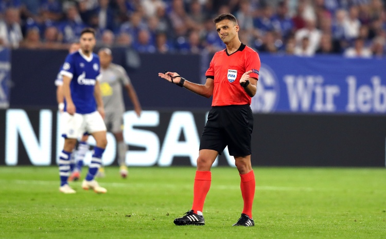 世体：执法皇家社会VS巴萨表现不佳，名哨曼萨诺可能被停哨一轮